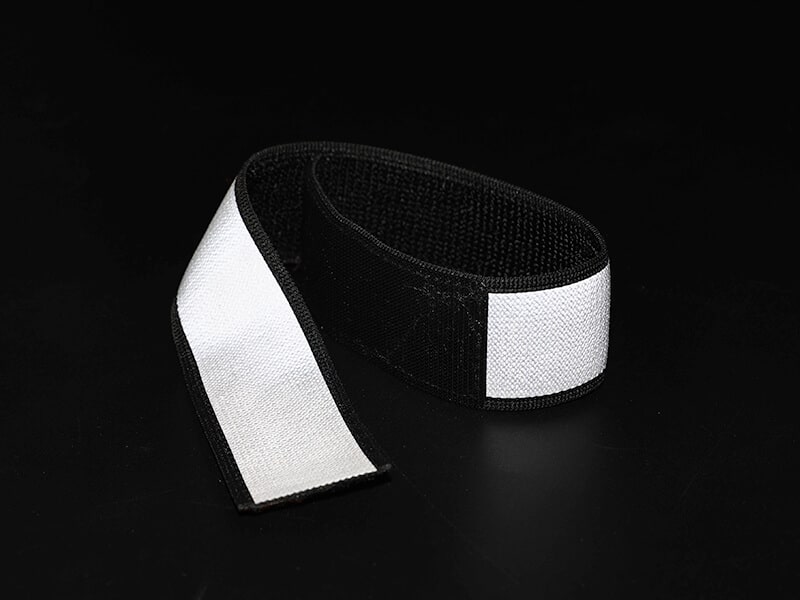 полностью светоотражающая нарукавная повязка на липучке